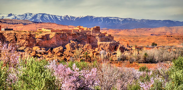 Dadestal in Marokko mit Kasbah und Hohem Atlas im Hintergrunde